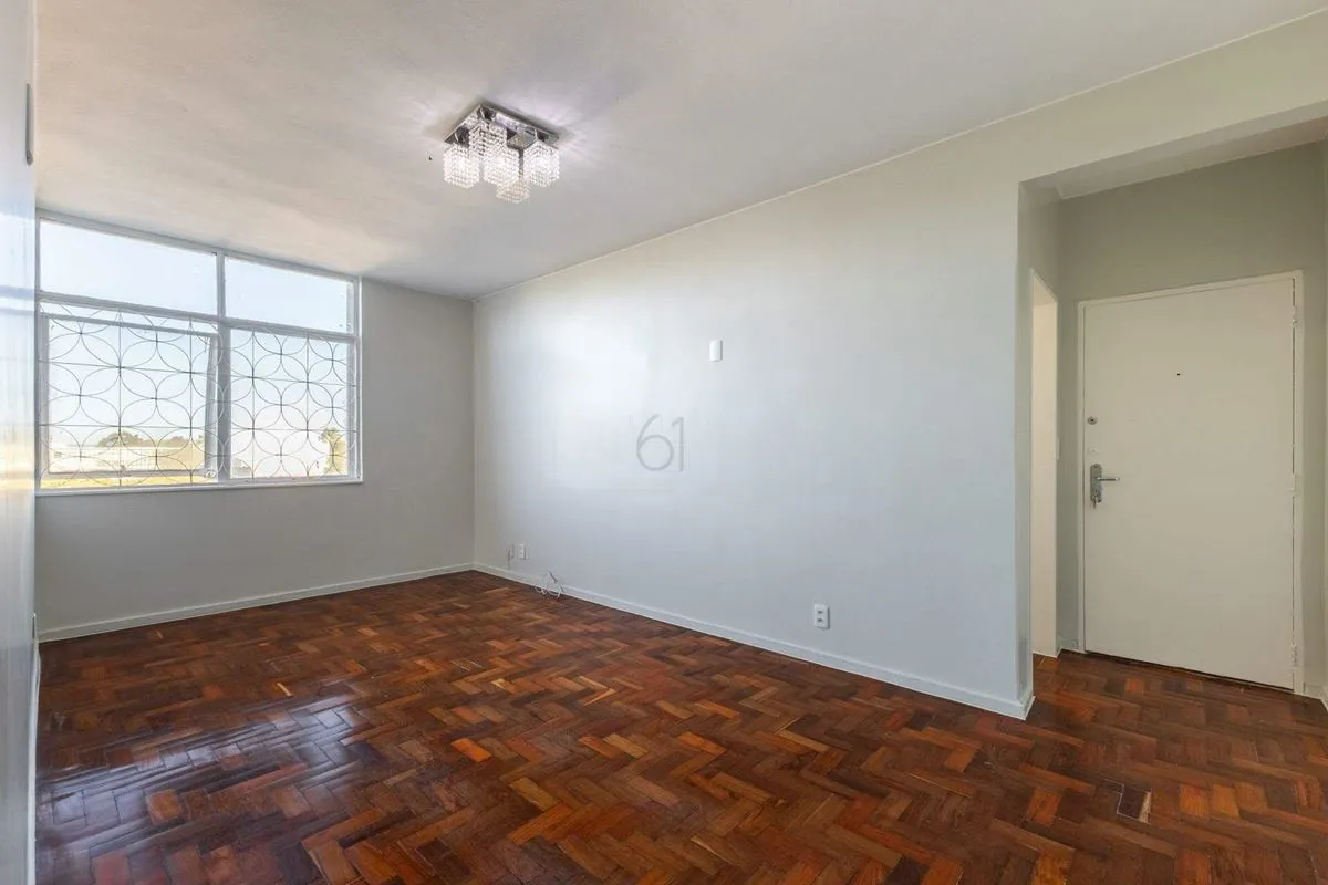 Apartamento com excelente potencial na Asa Sul.Com 75m², este imóvel reúne local...