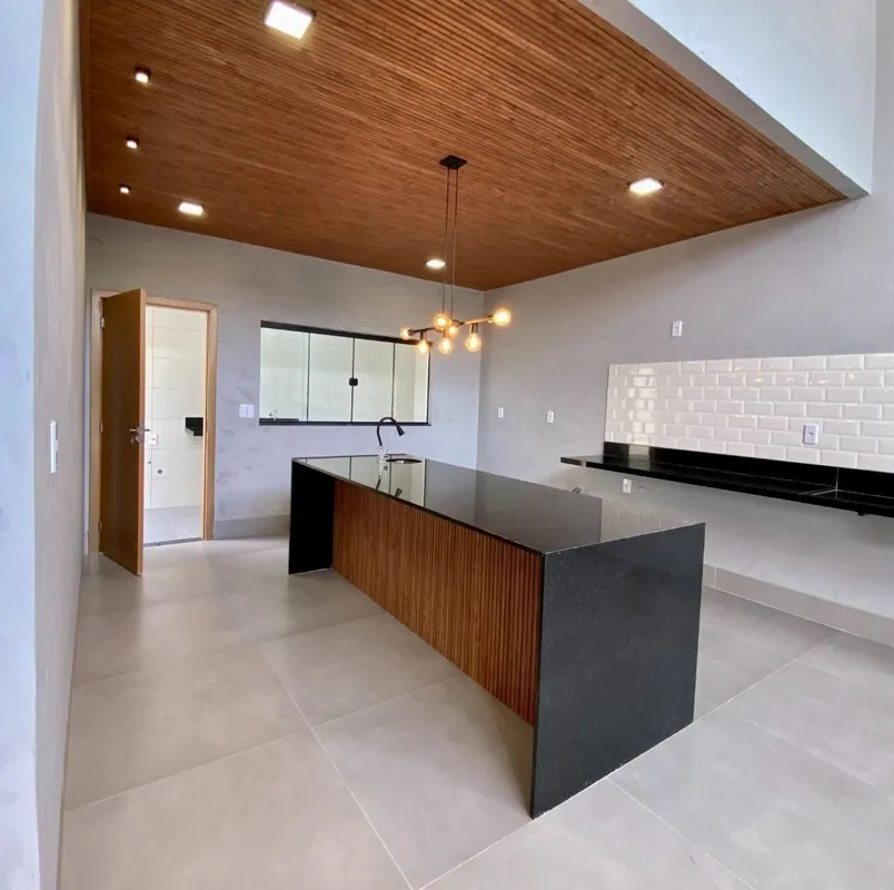 Casa com 3 suítes no Setor Jardim Atlântico, próximo ao Parque Cascavel.3 Suítes...