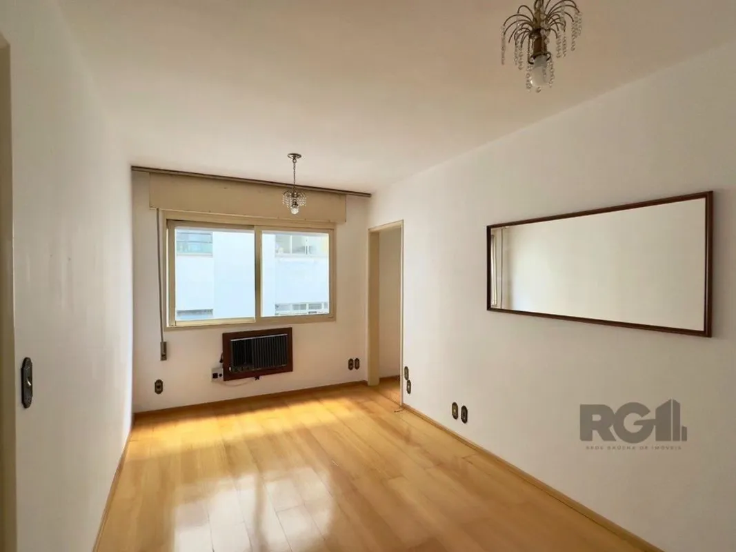 Apartamento semimobiliado de 38m2, com um dormitório, living para dois ambientes...