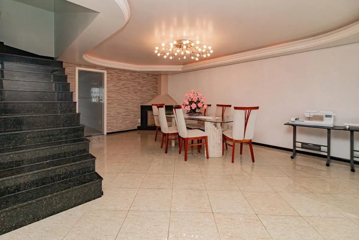 Esta charmosa residência de dois pavimentos oferece 262 m² de espaço inteligente...