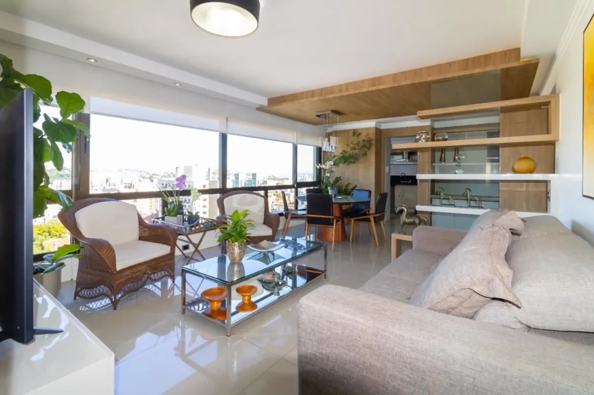 Imagine um apartamento localizado no coração do bairro Petrópolis, sob um panora...