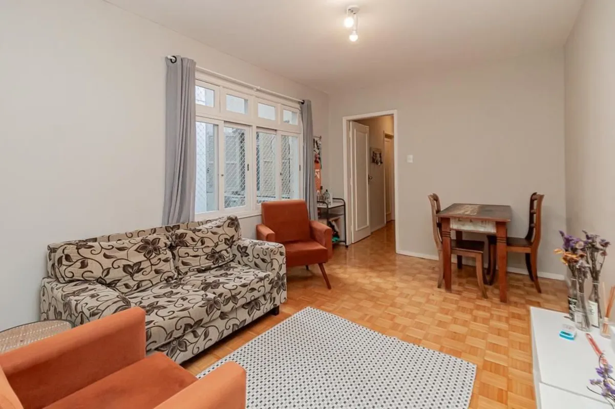 Este charmoso apartamento de 3 dormitórios, com dependência de empregada, está s...