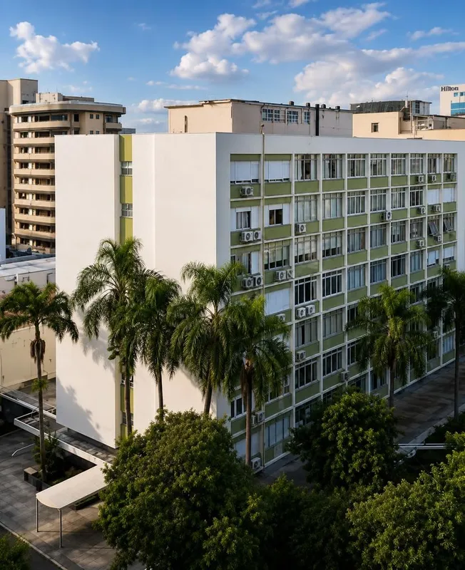 Este apartamento, situado em um dos endereços mais icônicos de Porto Alegre, com...