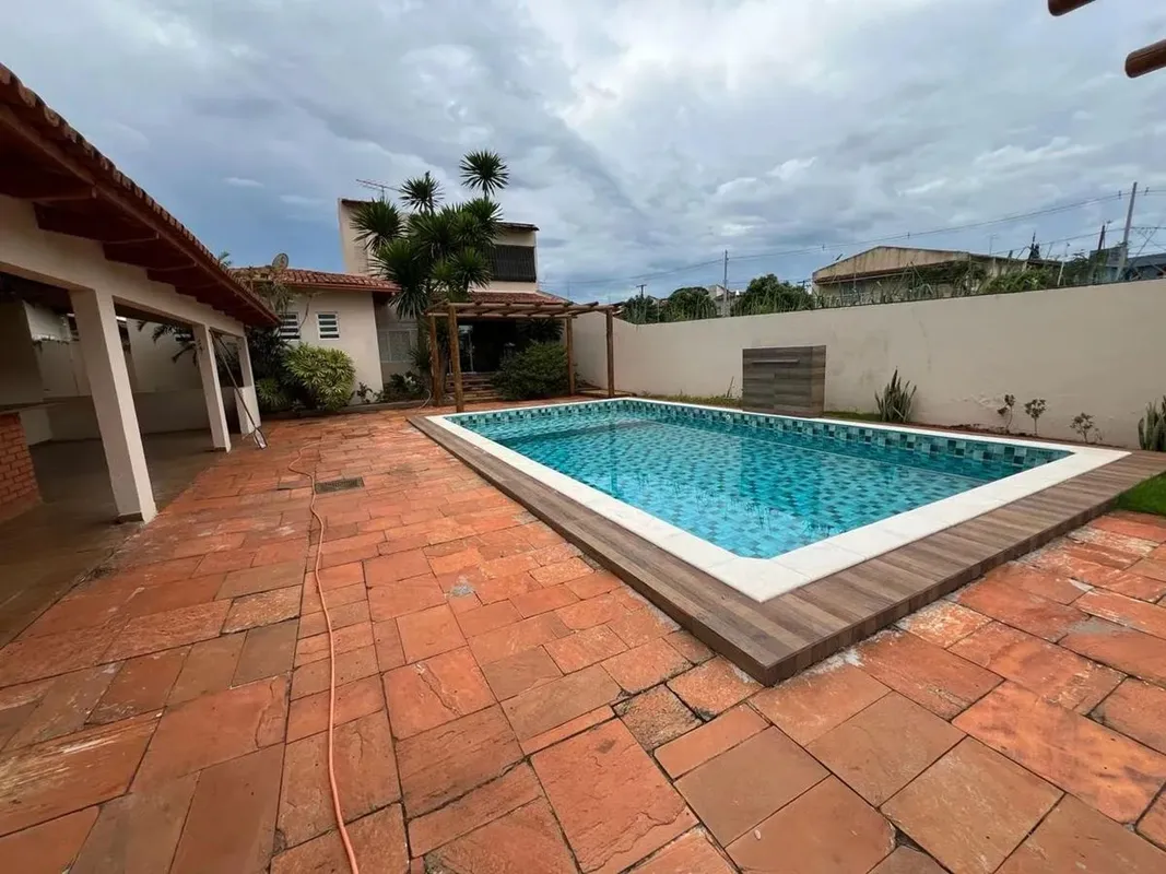 Sobrado a venda no Setor Santa Genoveva com 4 quartos sendo 4 Suites... Com 660m...