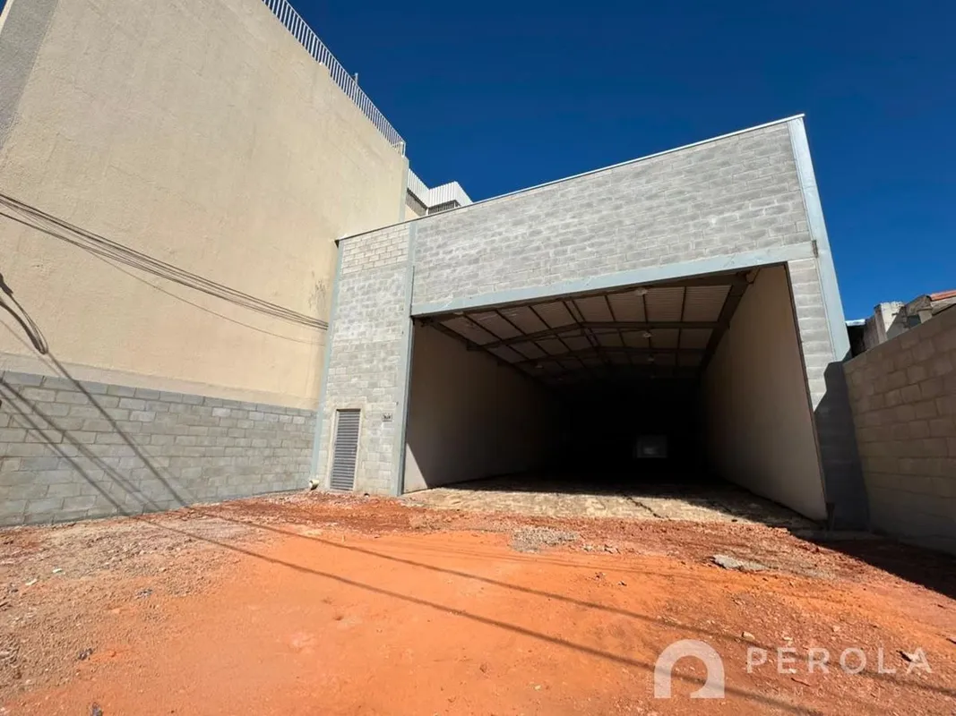 Galpão primeira locação, com área total de 485,87 m², sendo 419,75 m² de área té...