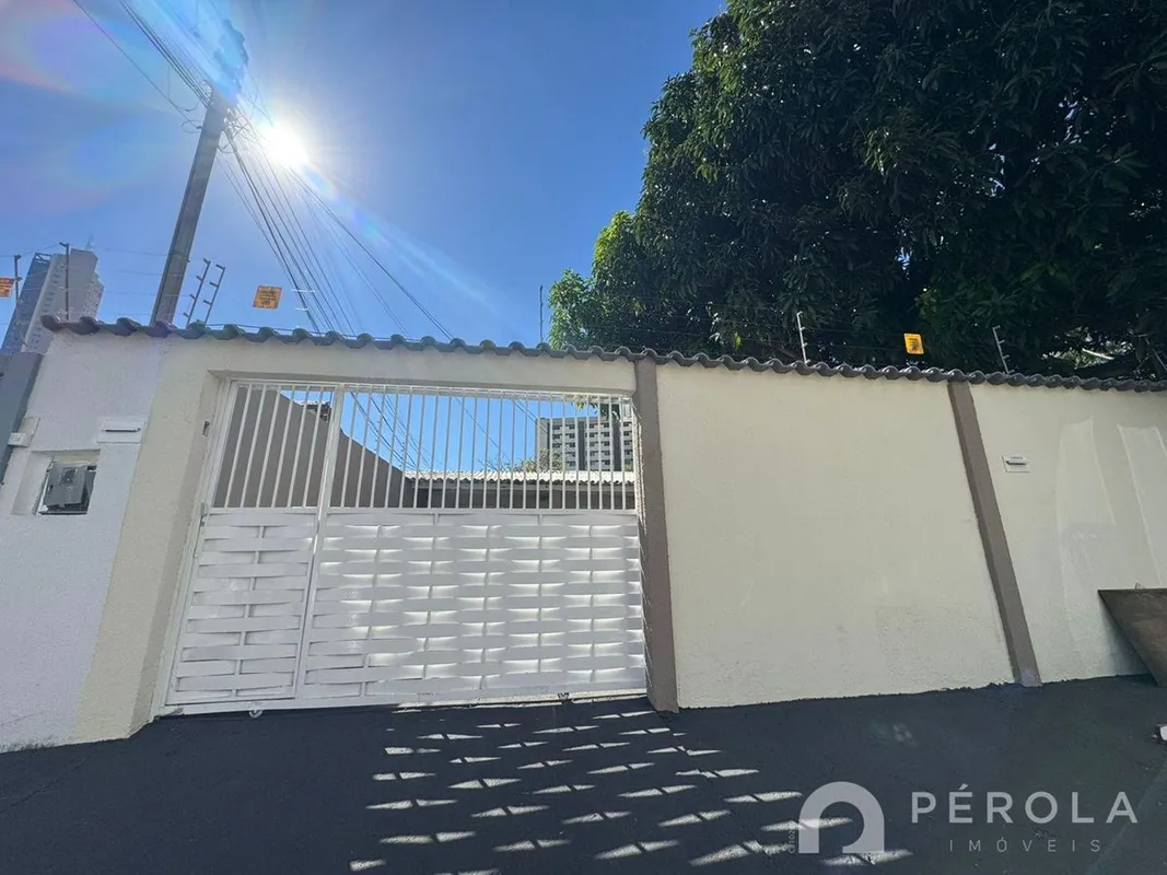 Casa com três quartos, sala de estar, sala de jantar, banheiro social, cozinha, ...