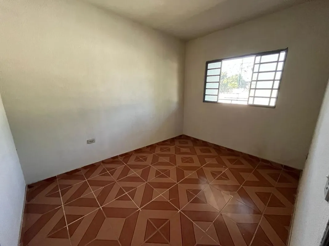 A casa conta com 3 quartos, proporcionando espaço e conforto para toda a família...
