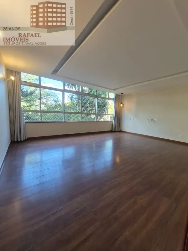 Apartamento com 90m²,Sala ampla,Piso de madeiraCortinas2 quartos com armários,1 ...