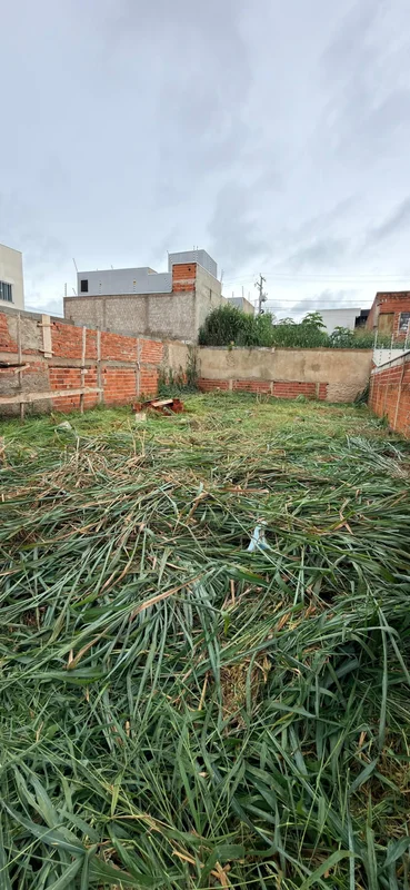 Excelente lote Residencial Jardim Itália. 10x20 que dá 200 metrosEscorrido pra r...