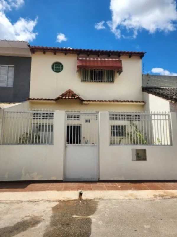 Excelente sobrado vazado, com ambientes amplos, excelente distribuição dos espaç...
