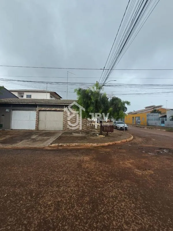 Venha conhecer esta encantadora casa residencial localizada em um bairro tranqui...