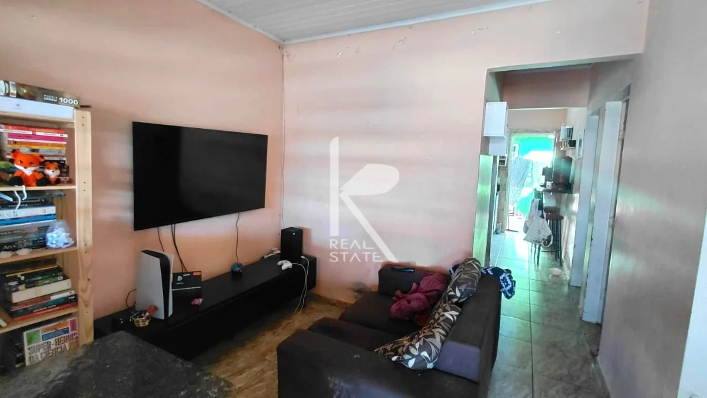 Casa com 120m de area privativa, nascente, composto de sala, 2 quartos, armários...