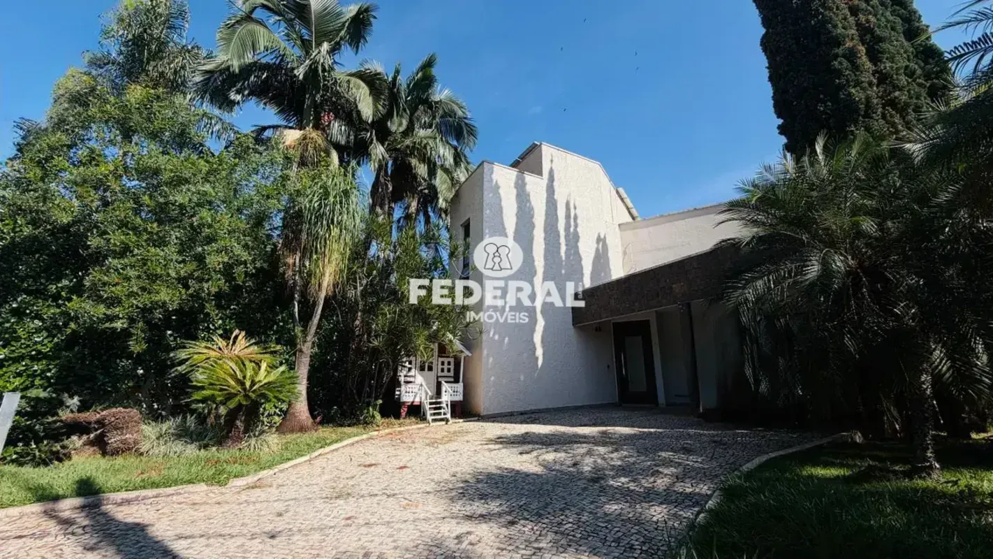 Sobrado de esquina com localização privilegiada, de frente para a quadra de têni...