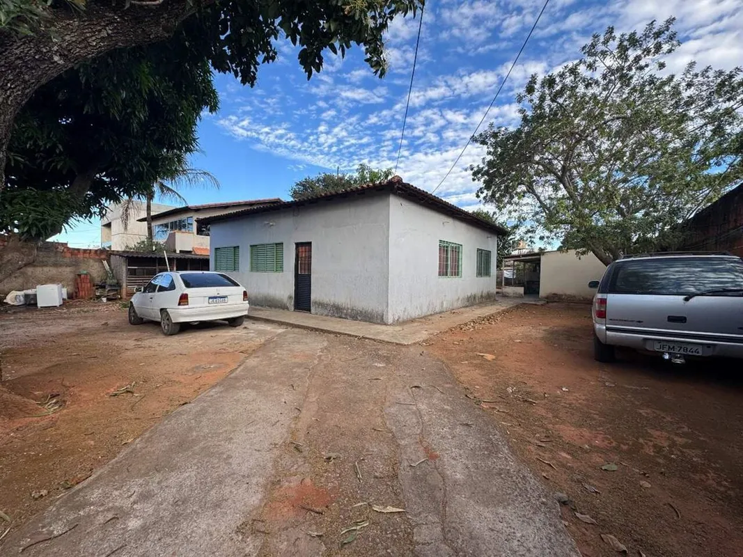 Terreno de 800 m² Com casa de 3 quartos, mais duas casas no terreno para locação...