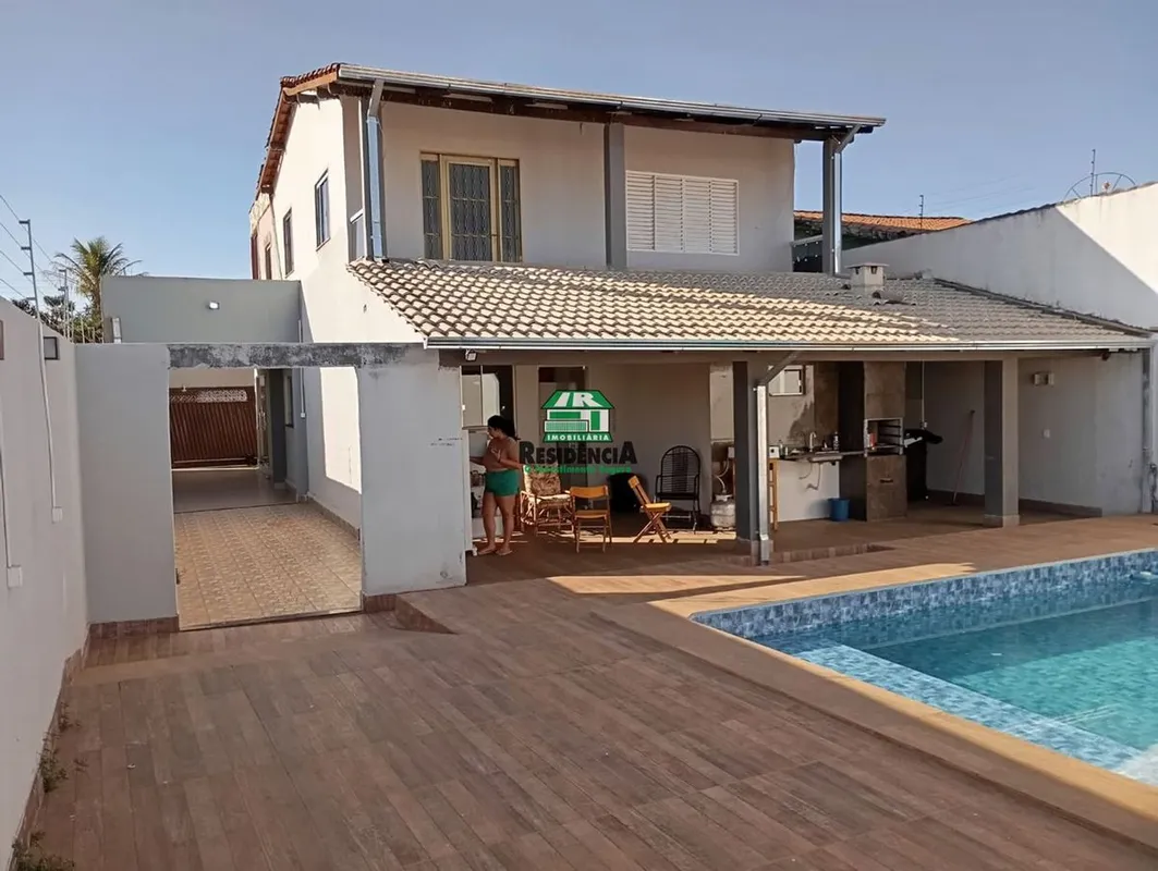 Sobrado contendo: 6 quartos sendo 02 suítes. 3 Banheiros sociais. Área com pisci...