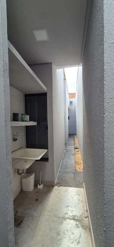Casa parque das flores? 03 quartos sendo um suite;? Sala Social com pé direito D...