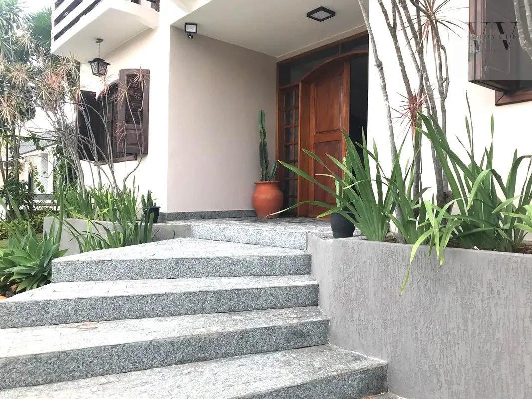 Transforme seu estilo de vida com esta casa de alto padrão à sua espera no Lago ...