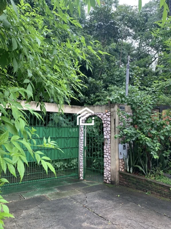 Sobrado que é um verdadeiro paraíso de chácara no Setor Santa GenovevaÁrea total...