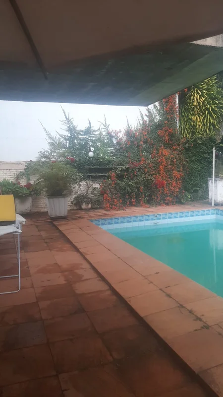 4 suites, salão, escritório, lavabo, piscina e falta acabamento.Para mais inform...