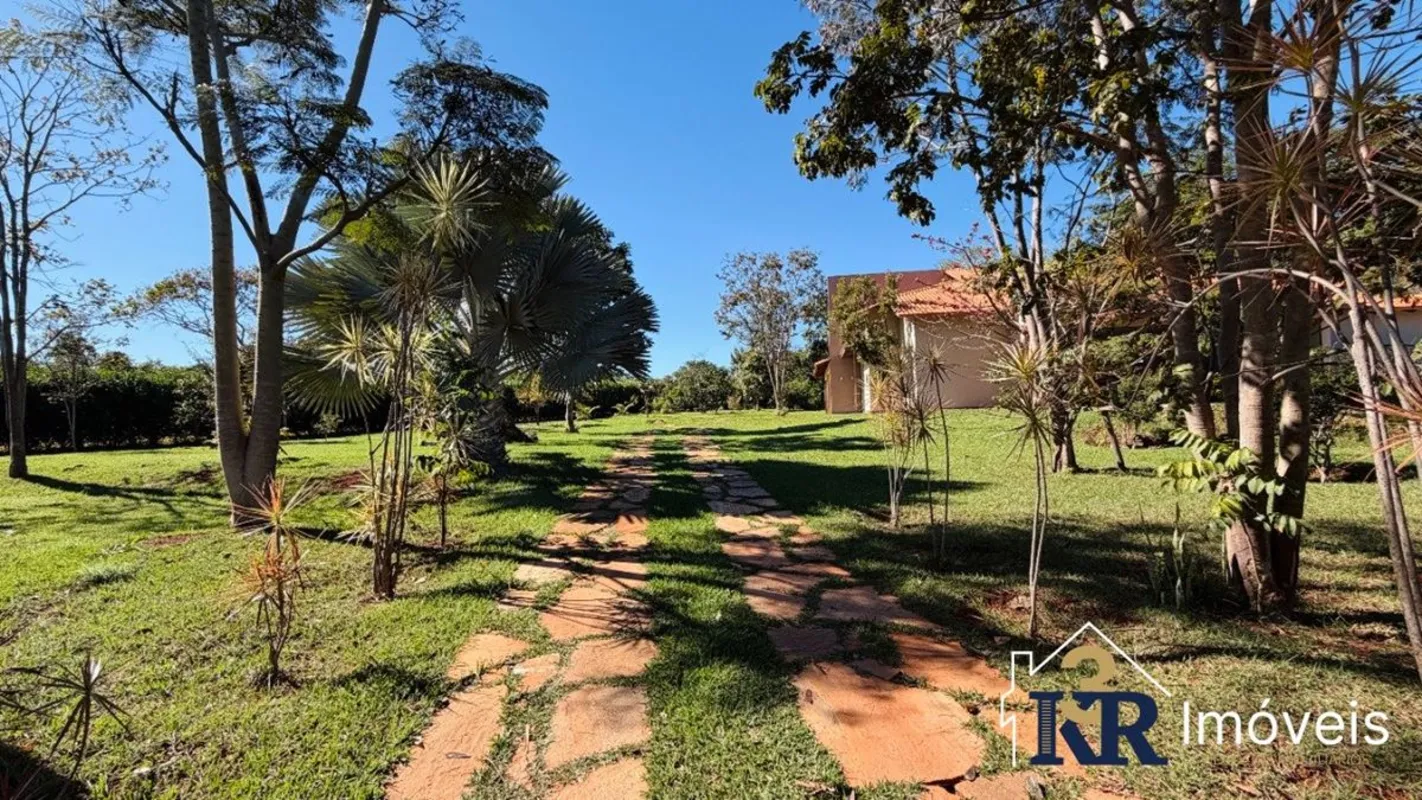 Casa com 4 suítes plenas sendo com porta de acesso para área externa e para casa...