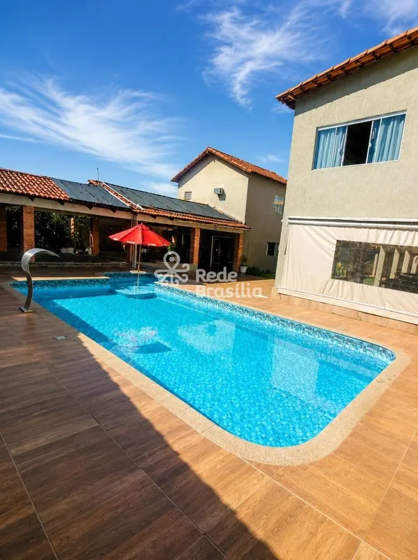 CASA IMPONENTE COM 6 SUÍTES E ÁREA DE LAZER COMPLETAApresentamos uma excelente o...