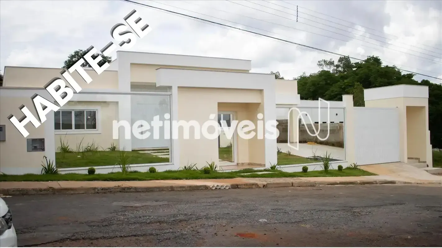 A casa tem 408 m2 já escriturada, com habite-se averbado. Seu projeto muito bem ...