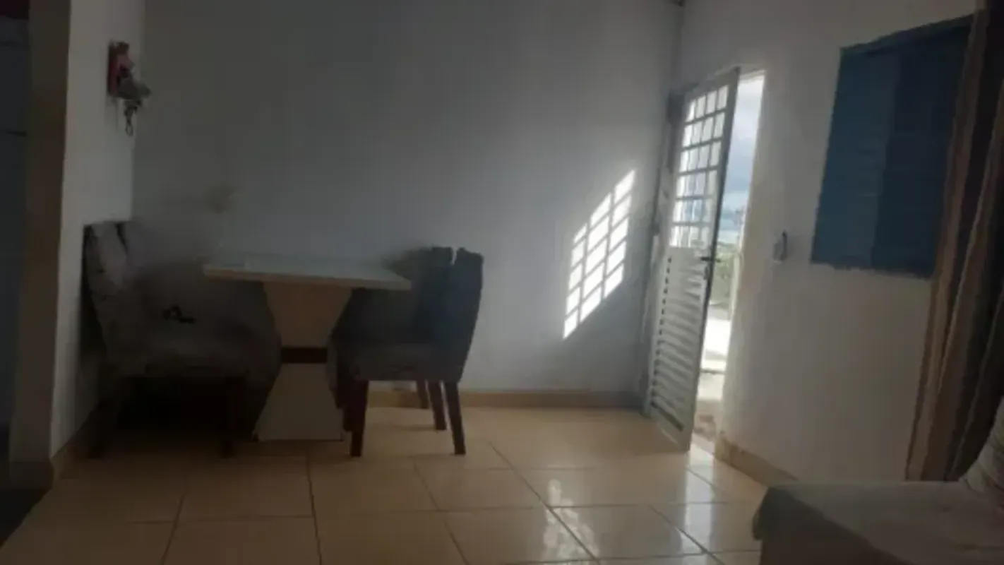 Vendo sobrado na Qd.511 do Recanto das Emas com sete quartos, quatro banheiros, ...