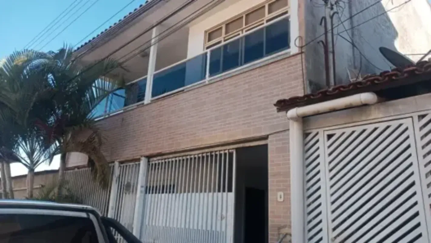 Vendo sobrado no Riacho Fundo II com 3 quartos sendo 1 suíte, banheiro social e ...