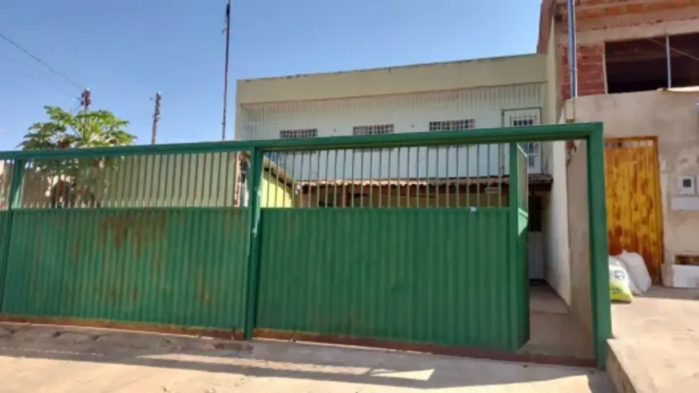 Vendo sobrado na Qd.403 do Recanto das Emas com quatro quartos sendo um suíte, c...