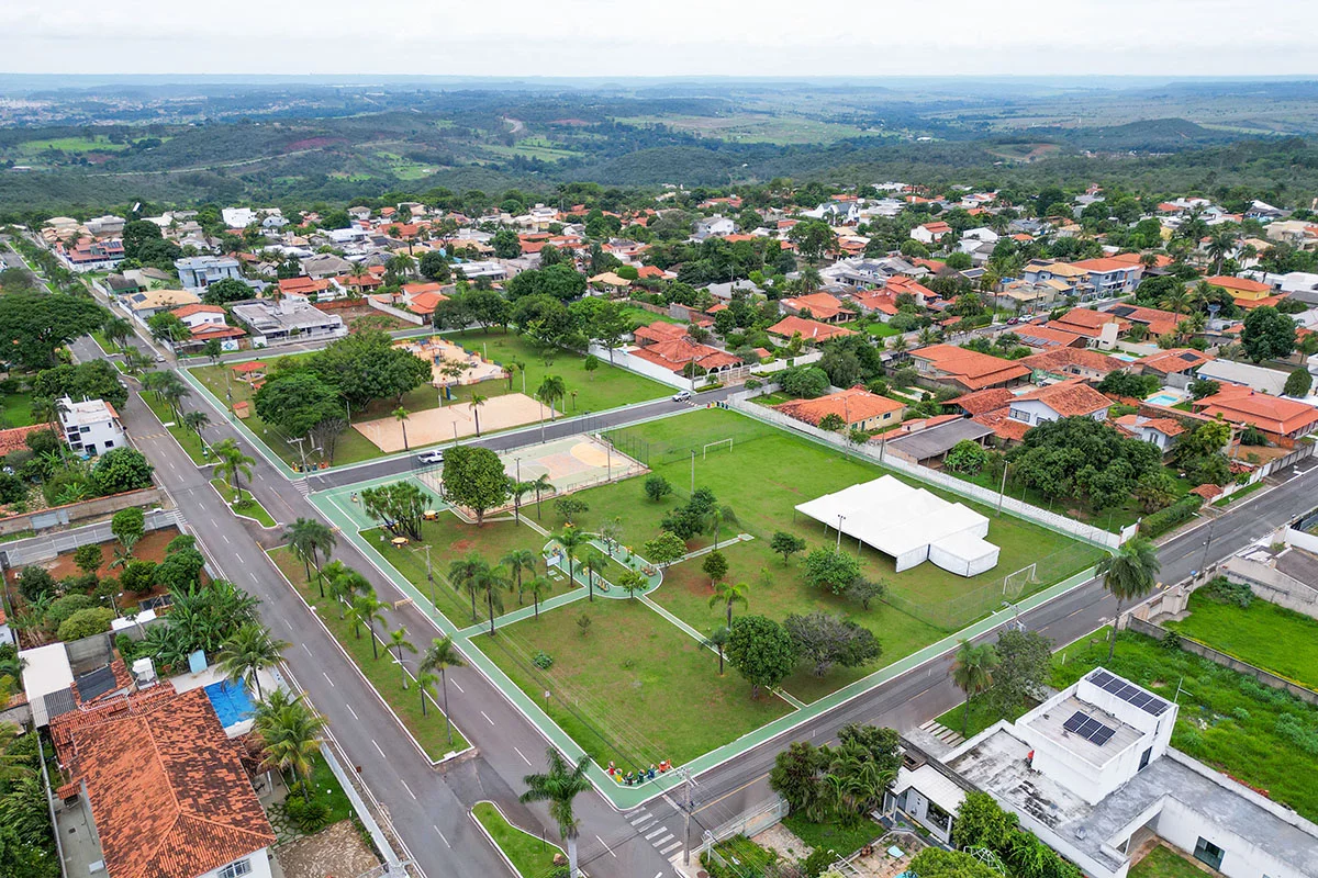  Décio Ribeiro vende belíssima casa desocupada com linda área de lazer.Venha mor...