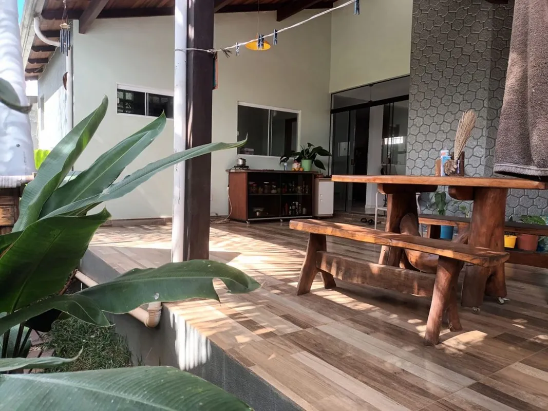 Imobiliária Solino vende excelente casa na quadra 10 de Sobradinho.Casa composta...