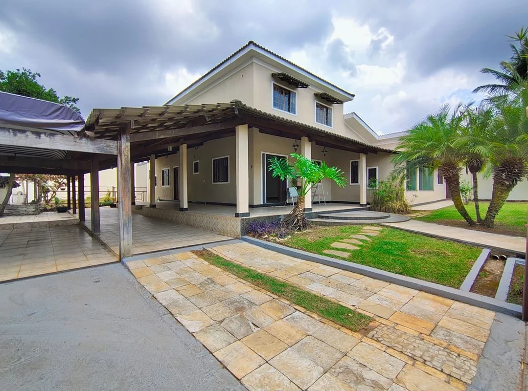 Julisce Alencar Assessoria Imobiliária Aluga:Casa espaçosa e confortável no Cond...