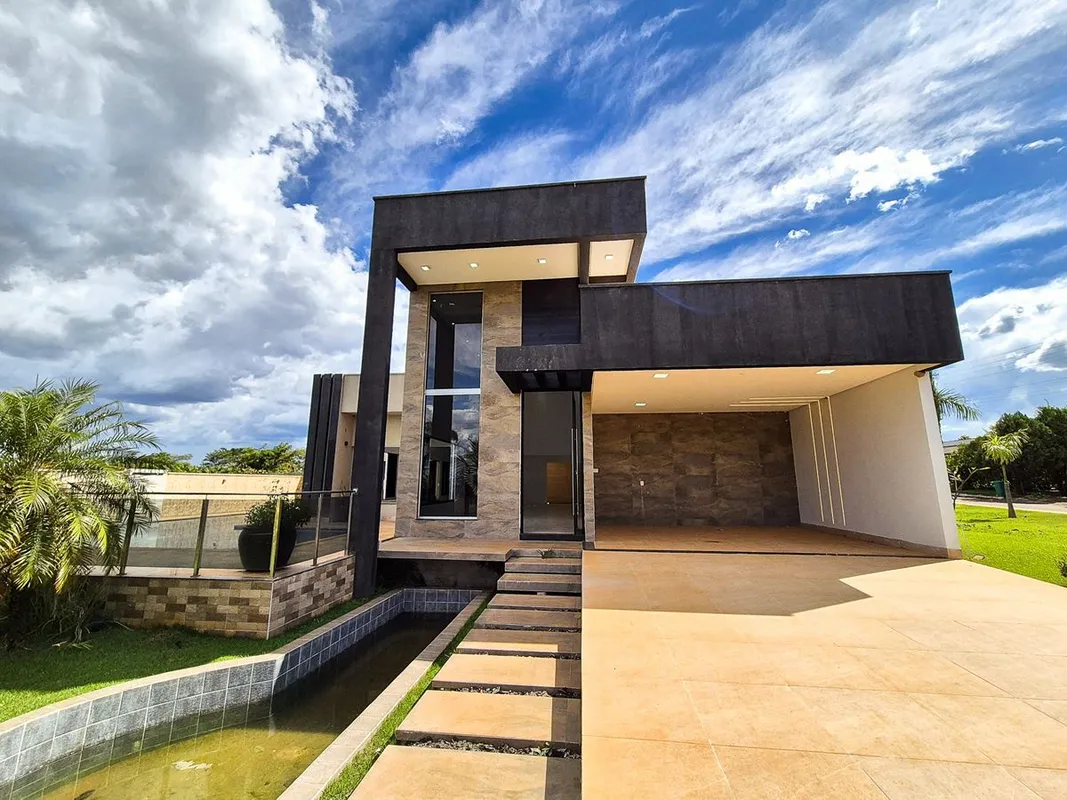 Casa de 340 mÂ² com 04 suÃ­tes plenas, 06 banheiros e sala ampla com pÃ©-direito...