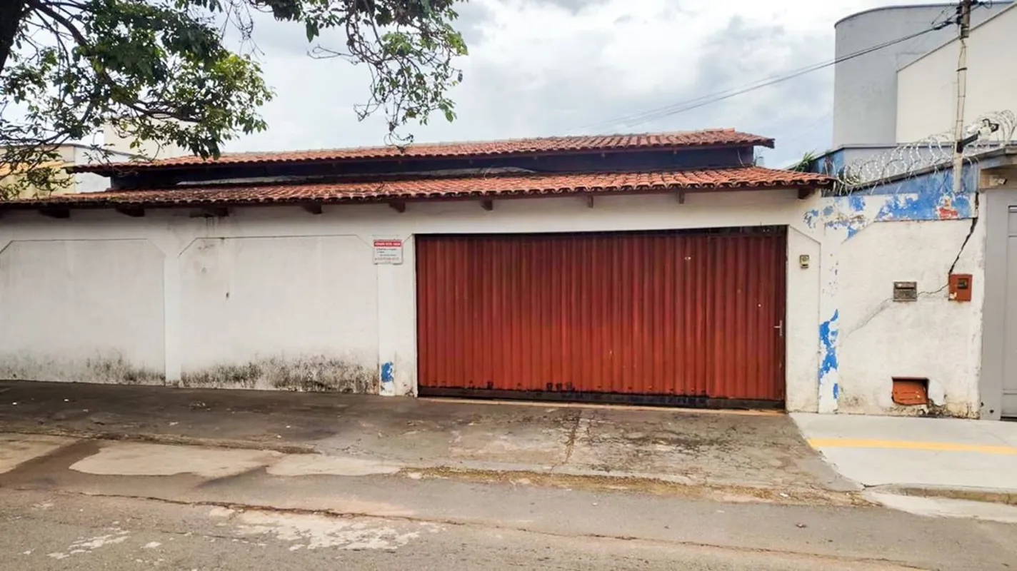 Excelente oportunidade de adquirir uma espaÃ§osa casa localizada no bairro Jardi...