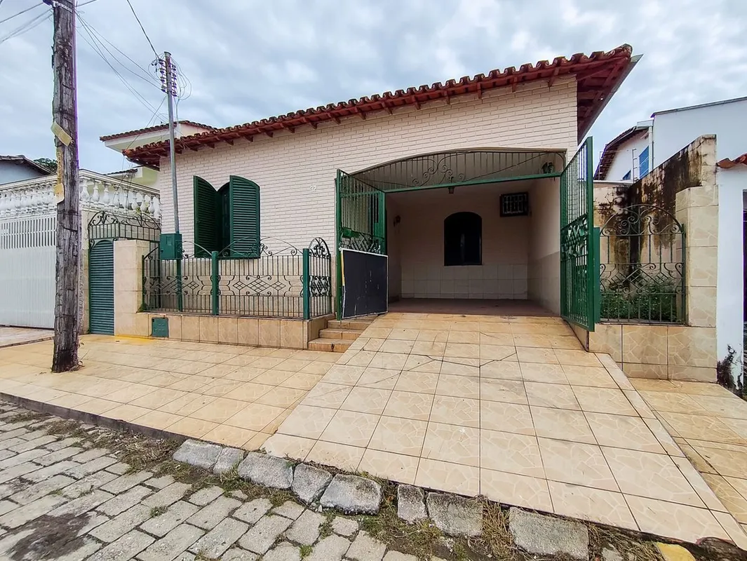 CasarÃ£o Ã  venda com 343mÂ², composto por 06 quartos, sendo 01 suÃ­te, alÃ©m de...