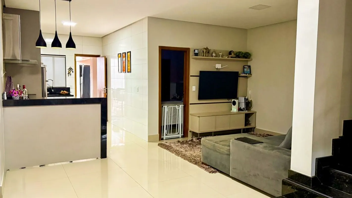 Apresentamos um excelente sobrado no bairro Jardim AtlÃ¢ntico, em GoiÃ¢nia. Este...