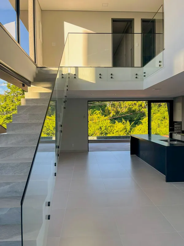 Apresentamos uma belÃ­ssima casa no Jardins Barcelona, em Senador Canedo/GO. Con...