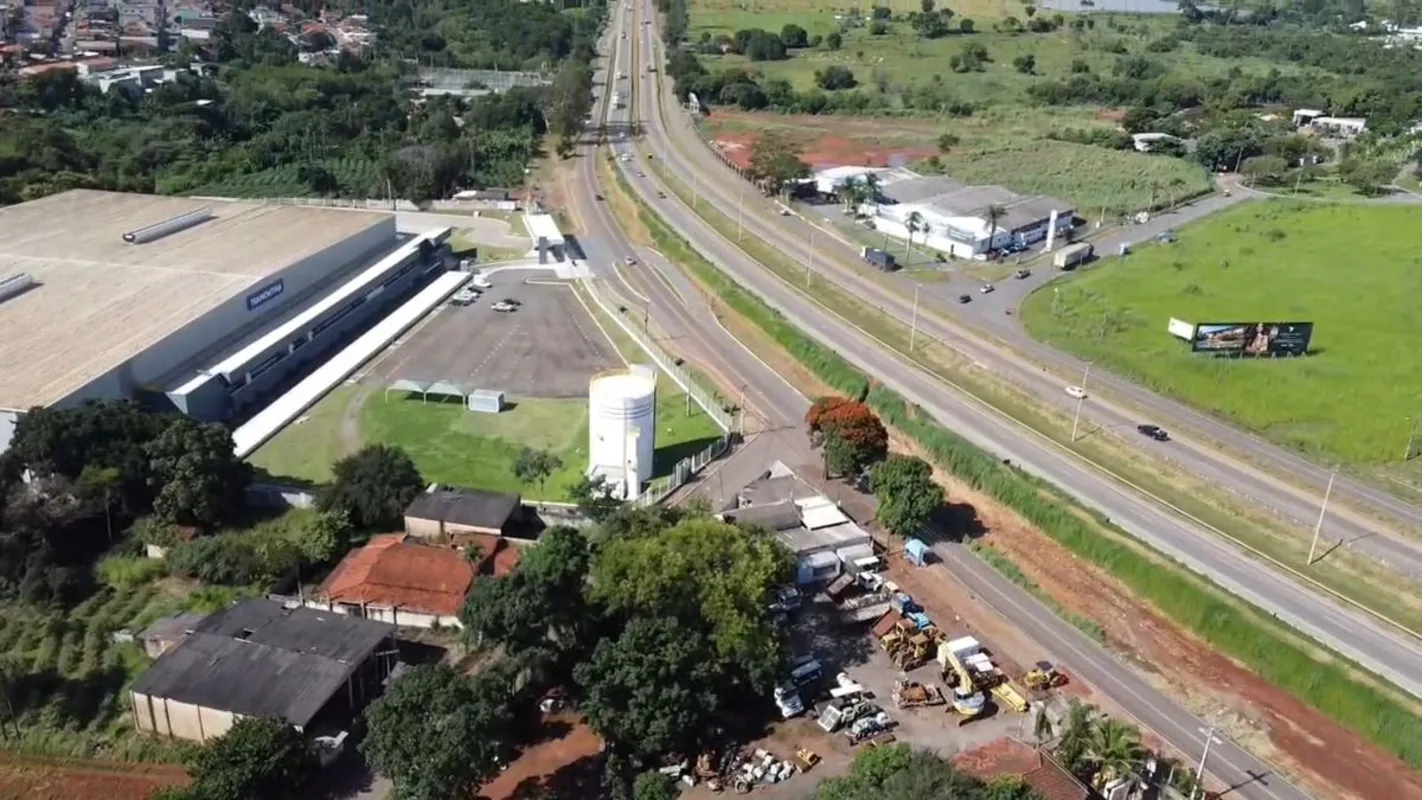 Excelente área comercial com localização estratégica, às margens de rodovia de g...