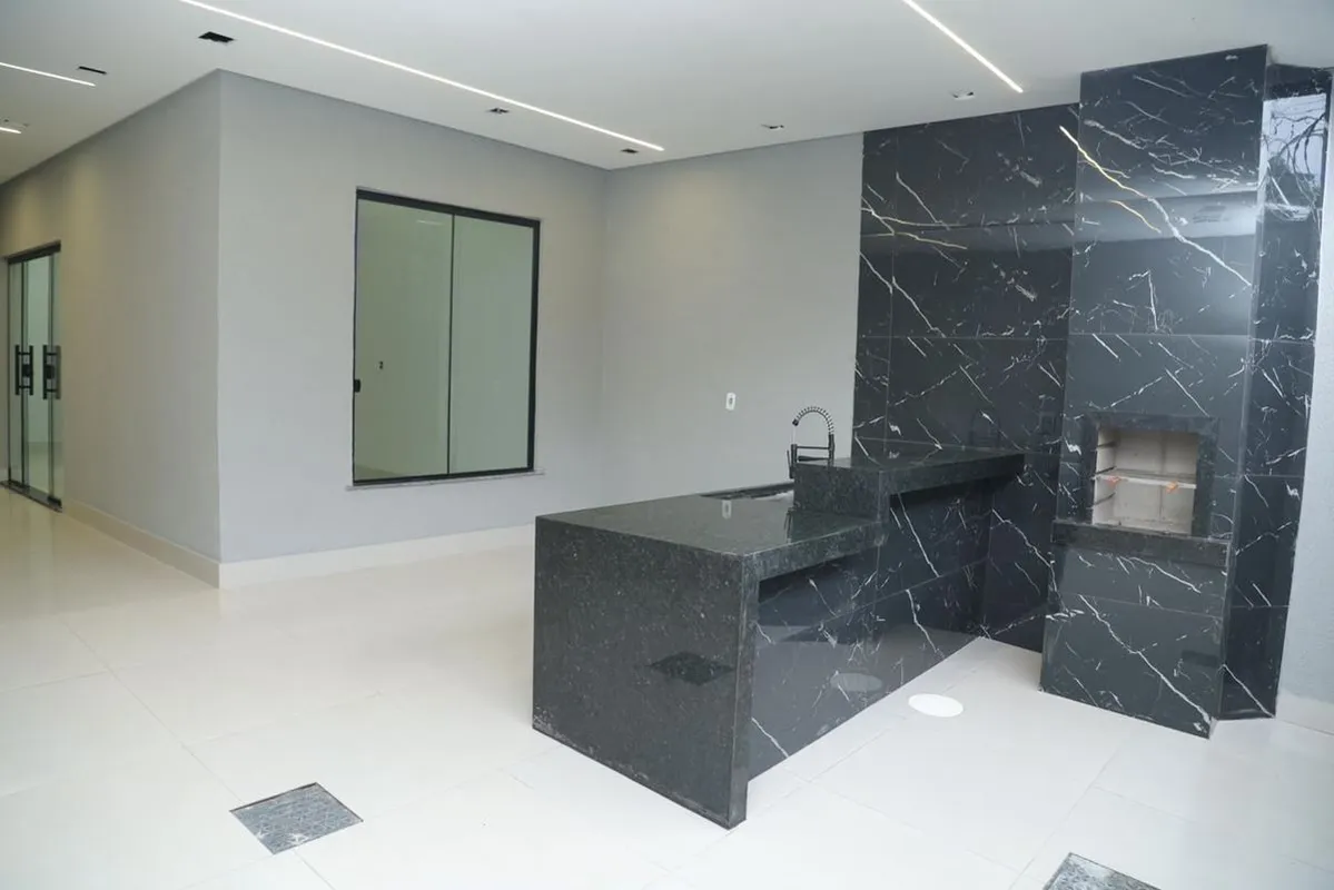 Casa moderna de alto padrão com acabamento premium! Conta com 3 quartos, sendo 1...