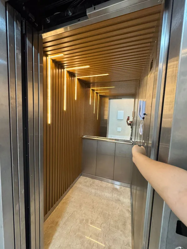 Sobrado com 03 pavimentos, pavimento térreo com garagem e hall de entrada, 2º pa...