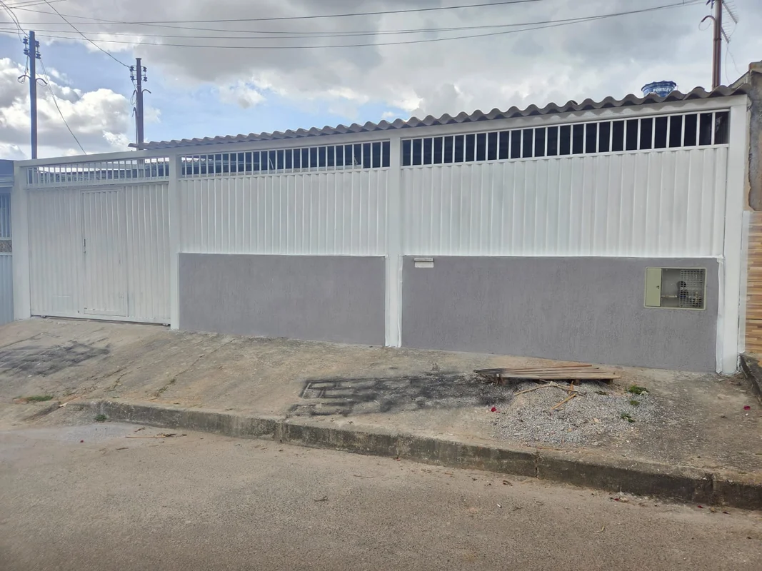 Casa com 4 quartos e 2 suítes na QD 204 do Recanto das Emas - ACEITA FINANCIAMEN...