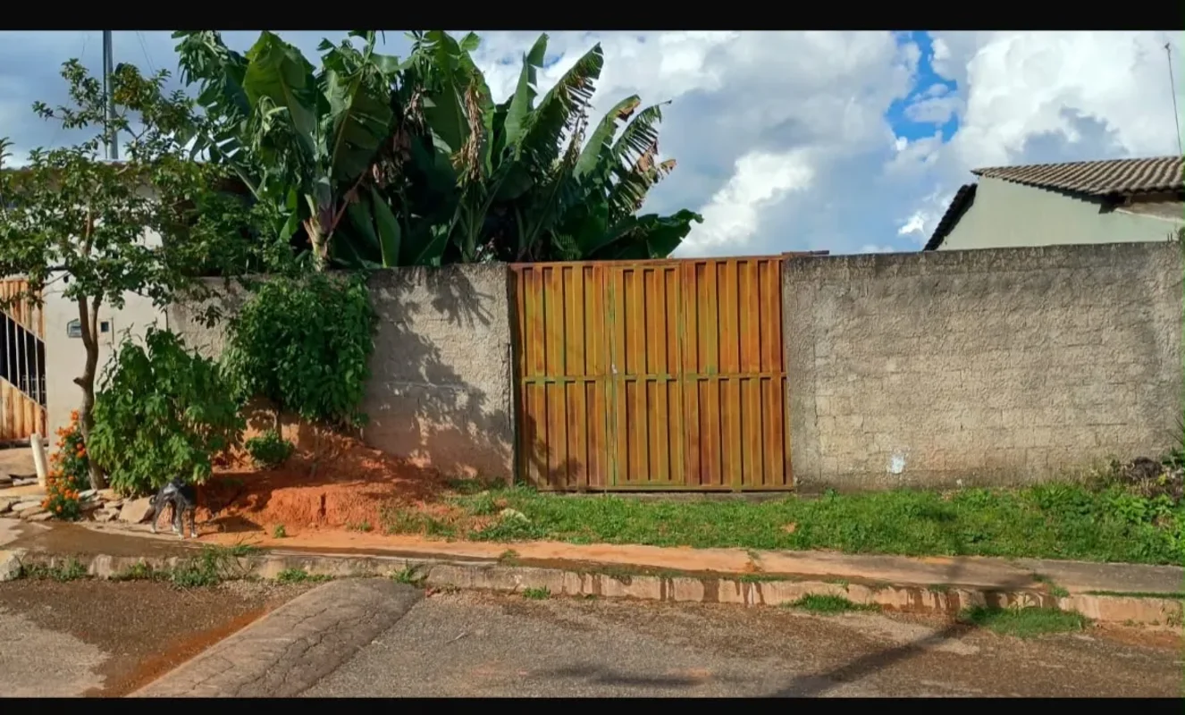 Terreno / Lote em local urbanizado com casas residenciais e comércio consolidado...