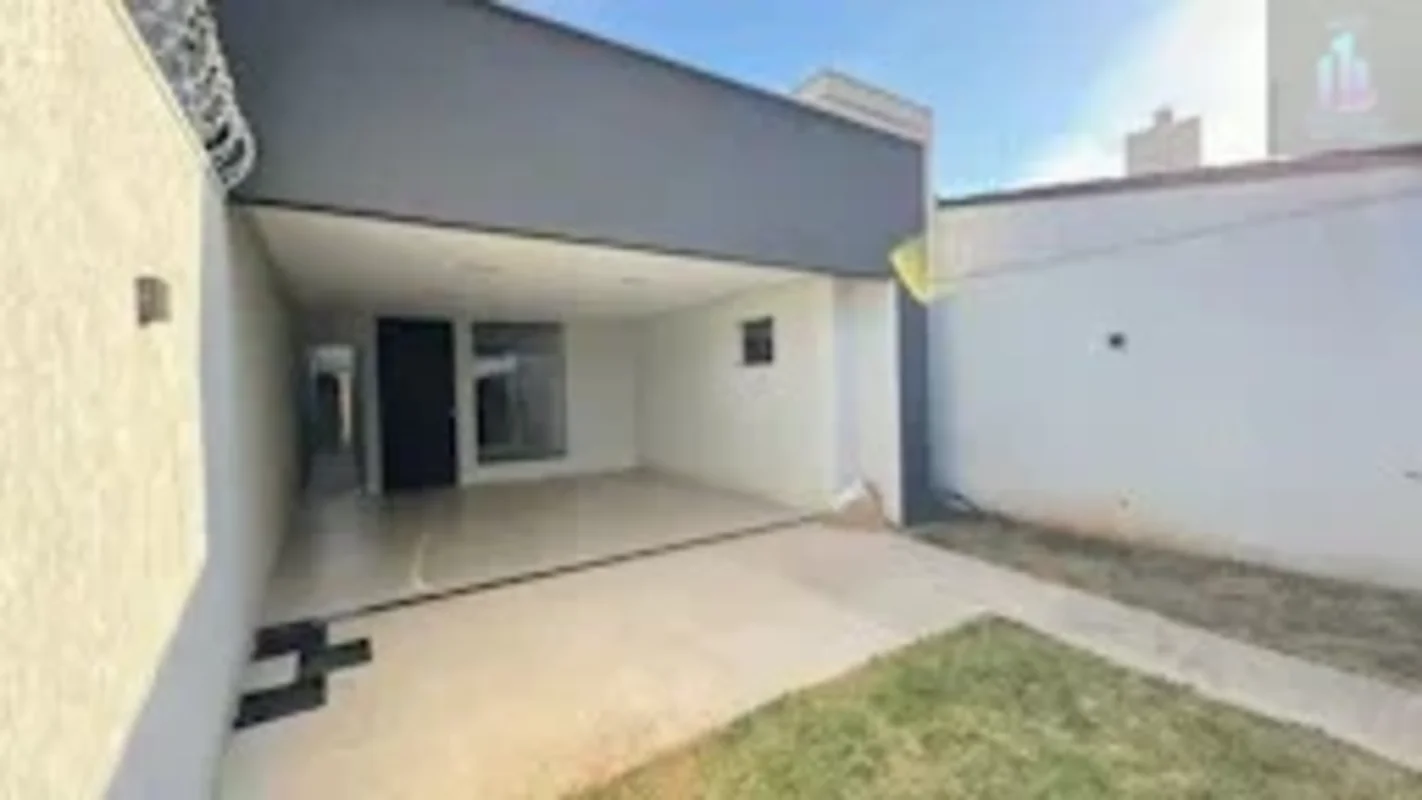 CASA COM 03 SUITES PERTINHO DO PARQUE CASCAVEL JARDIM ATLANTICO Sala com pé-dire...