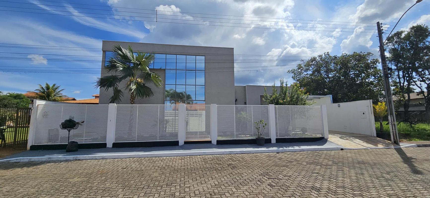 Descubra seu novo lar no Condomínio Ecológico Parque do Mirante, localizado na Q...