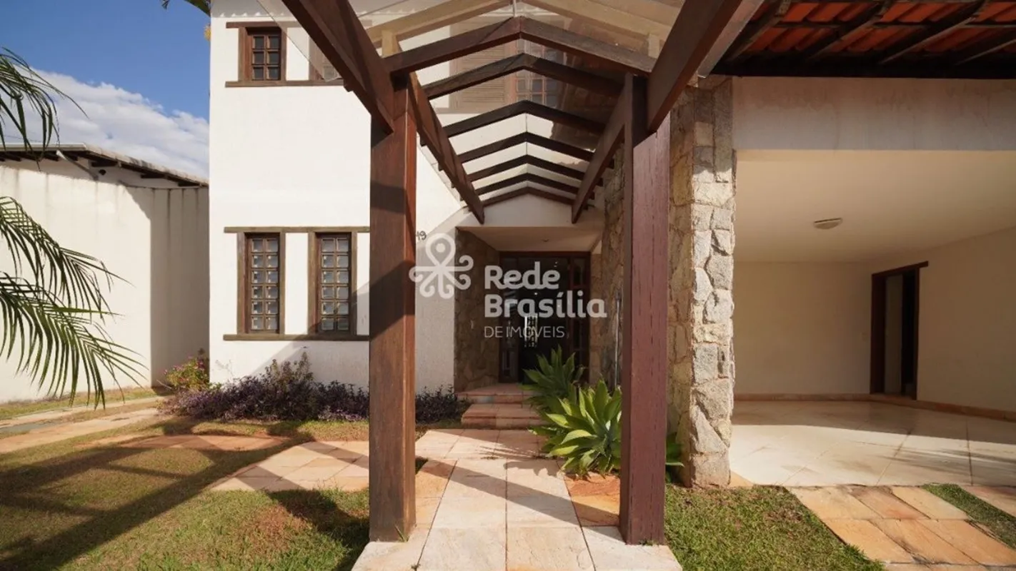 Localizada na SHIS QI 23, esta casa oferece uma excelente combinação de espaço, ...