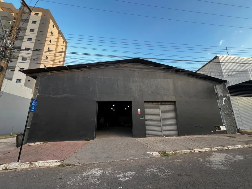 Galpão comercial para locação com aproximadamente **400 m²**, ideal para empresa...