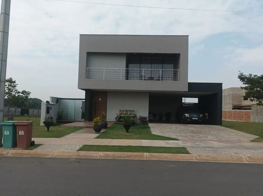 No piso superior são 3 suites, duas tipo Américas. E uma master..com closet, ban...