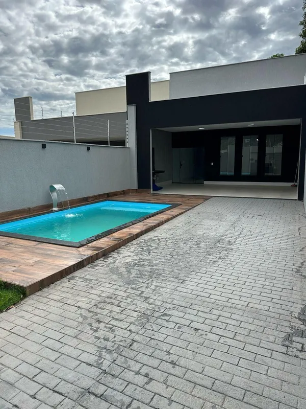 Casa 3 quartos Sendo 1 suite 1 banheiro social 1 sala com pé direito duplo 1 coz...