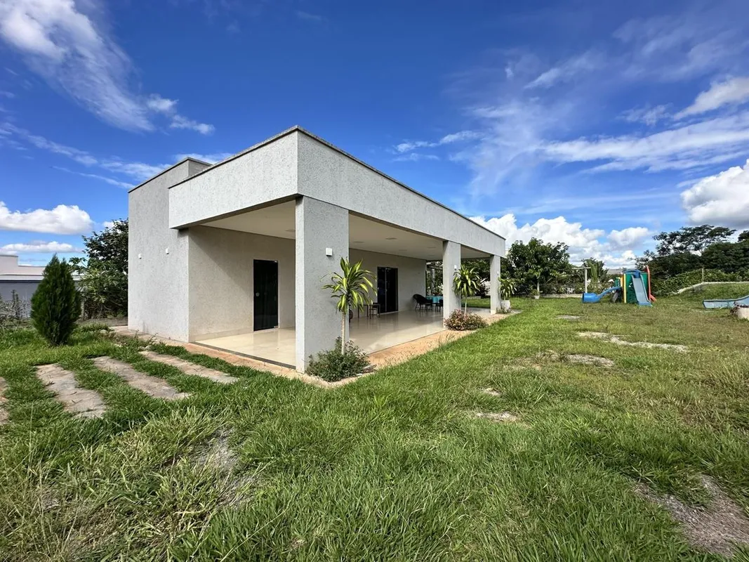 Chácara com um quarto, sala e cozinha integrada , banheiro social, pergolado e á...