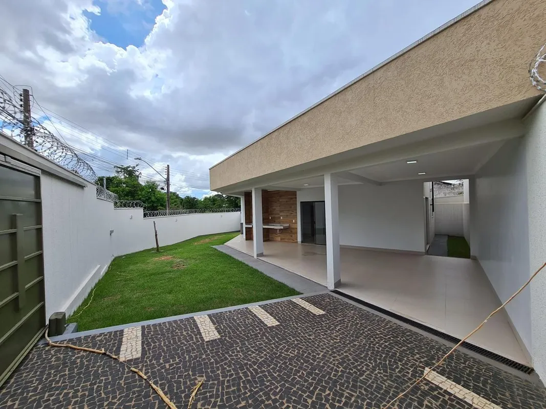 Casa com armários planejados no Setor Faiçalville- 03 quartos, sendo uma suíte;-...